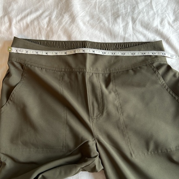 Sherpa Adventure green crop pants small, new - Picture 5 of 6